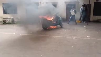 गिर्वा: गुलाब बाग स्थित PWD ऑफिस परिसर में खड़ी इलेक्ट्रॉनिक स्कूटी में लगी आग, स्कूटी जलकर हुई राख
