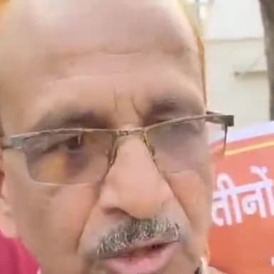 कानपुर: मानव श्रृंखला बनाकर आम बजट का विरोध करते हुए श्रम आयुक्त कार्यालय के बाहर किया प्रदर्शन, श्रम आयुक्त को सौंपा ज्ञापन