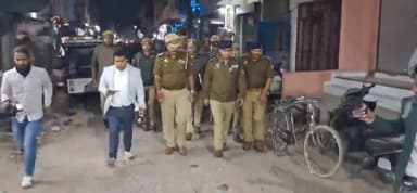 बस्ती: पुलिस अधीक्षक बस्ती ने शांति और सुदृढ़ कानून व्यवस्था के दृष्टिगत पुरानी बस्ती में किया पैदल मार्च