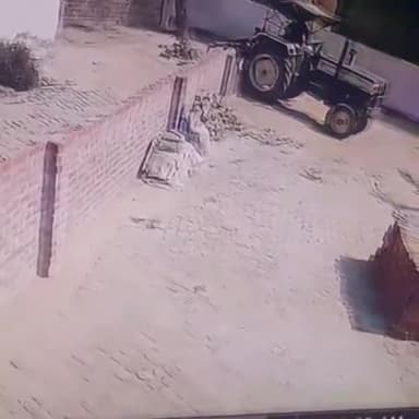 बस्ती: पुरानी बस्ती थाना क्षेत्र में ट्रैक्टर से बाउंड्री वॉल गिराने का आरोप, पीड़ित ने थाने पर की शिकायत