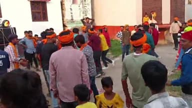 उदवंत नगर: प्रखंड क्षेत्र के विभिन्न जलाशयों में श्रद्धालुओं ने डीजे की धुन पर माता की प्रतिमा का विसर्जन किया