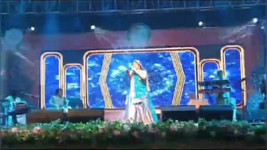 फिरोज़ाबाद: शहर के पीडी जैन ग्राउंड में चल रहे फ़िरोज़ाबाद महोत्सव में लोक गीतकार मालिनी अवस्थी ने प्रस्तुति देकर समा बांधा