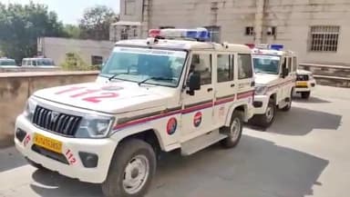 झालरापाटन: झालावाड़ पुलिस के बेड़े में 15 नए 112 वाहन शामिल, एसपी ने मिनी सचिवालय से हरी झंडी दिखाकर थानों के लिए किया रवाना