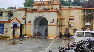 गोरखपुर: जिला जेल में बंद पाकिस्तानी कैदी को लेकर LIU टीम दिल्ली रवाना, पाकिस्तान दूतावास को करेगी सुपुर्द