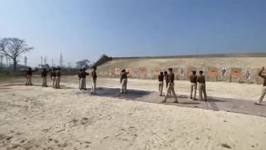 मोतिहारी: मोतिहारी के मजुराहा फायरिंग बट पर अधिकारियों और सिपाहियों ने किया लक्ष्याभ्यास