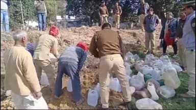 गोंडा: खरगूपुर पुलिस ने ऑपरेशन क्लीन के तहत आबकारी अधिनियम से संबंधित 97 माल मुकदमाती का करवाया विनष्टिकरण
