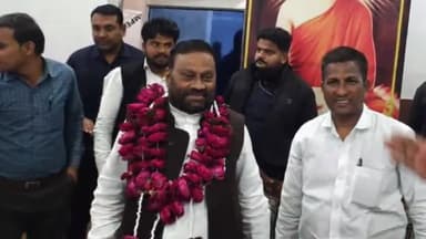 सिराथू: कछुआ पहुंचे पूर्व कैबिनेट मंत्री स्वामी प्रसाद मौर्य, हादसे के शिकार कार्यकर्ताओं के परिजनों से मिले