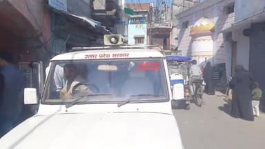 रामपुर: गुरुवार को बाजार नसरूल्लाह खां में नगर पालिका ने 14 दुकानों के अवैध निर्माण पर की ध्वस्तीकरण की कार्रवाई