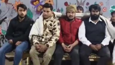 धनौरा: गजरौला नगर पालिका के आउटसोर्सिंग कर्मचारियों को पांच माह से नहीं मिला वेतन, धरने पर बैठे कर्मचारी, कई की बिगड़ी हालत