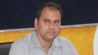 कांठ: कांठ क्षेत्र के स्टेट हाईवे पर बरेली के बिल्डर ने आम का बाग कटवाकर बनाई कालोनी, DM ने तालाब की रिपोर्ट