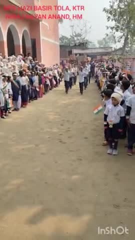 गणतंत्र दिवस पर बच्चों के द्वारा झंडे को सलामी परेड