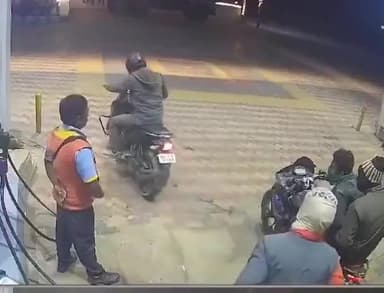 सरकार निकम्मी! अधिकारी भ्रष्ट! अपराधी बेलगाम!

📍सहरसा पेट्रोल पंप ⛽️ में लूट की लाइव वारदात।