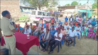 కేసముద్రం: సైబర్ మోసాలు,రోడ్డు భద్రతపై ప్రజలు అప్రమత్తంగా ఉండాలి,కోమటిపల్లిలో చట్టాలపై అవగాహన సదస్సులో,కేసముద్రం SI మురళీధర్ రాజు