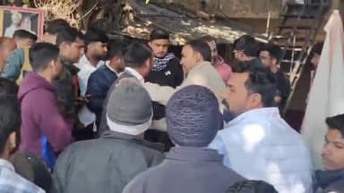 धनौरा: गजरौला के इंदिरा चौक पर रोडवेज बस के परिचालक ने दिव्यांग को पीटा, हंगामा हुआ, घटना का वीडियो वायरल