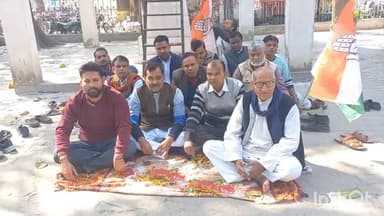 हरदोई: अमेरिका में प्रवासी भारतीयों के अमानवीय निष्कासन के विरोध में कांग्रेसियों ने गांधी प्रतिमा पर किया सत्याग्रह