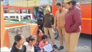 देेेवरिया: 4 माह पहले घर में हुई चोरी के न्याय के लिए महिला बच्चों के साथ सुभाष चौक पर बैठी, बेहोश होने पर पुलिस ने अस्पताल पहुंचाया