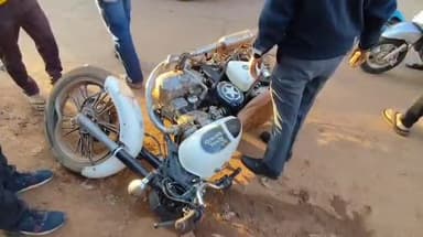 शिवपुरी नगर: ठाकुरबाबा मंदिर के सामने तेज रफ्तार बाइक की टक्कर से स्कूटी सवार शख़्स हुआ घायल, ज़िला अस्पताल में कराया गया भर्ती