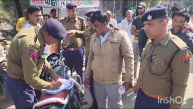 बाड़ी: बाड़ी में ट्रैफिक पुलिस ने काटे चालान, हटवाया अतिक्रमण, चार पहिया वाहन चालकों को सीट बेल्ट लगाने की दी नसीहत