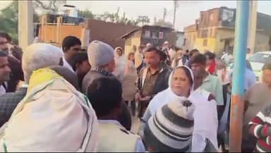 डुमरियागंज: डुमरियागंज विधायक सैयदा खातून ने क्षेत्र में भ्रमण कर जनता की समस्याओं को जानकर समाधान का दिया आश्वासन