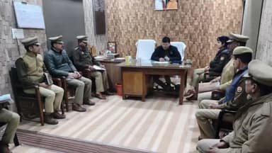 कांठ: एसपी देहात बार आकाश सिंह ने थाना कांठ पहुंचकर पुलिस कर्मियों के साथ की बैठक, दिए निर्देश