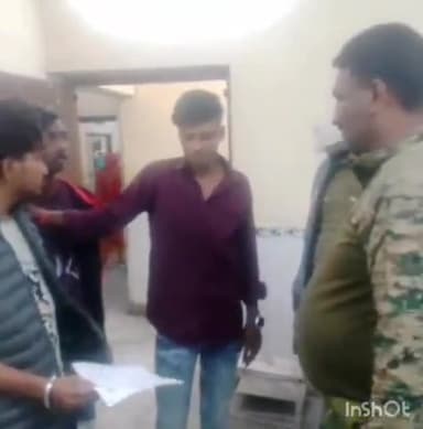 मांझा: छवही पेट्रोल पंप के पास दो बाइकों की टक्कर में दो युवक घायल, डायल 112 की पुलिस ने सरकारी अस्पताल में कराया भर्ती