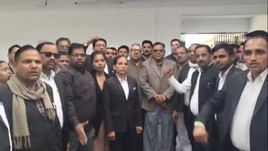 सिराथू: महिला अधिवक्ता के साथ अभद्रता मामले में वकीलों ने सिराथू एसडीएम कार्यालय का घेराव कर की शिकायत