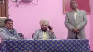 रामपुर: शुक्रवार को बार एसोसिएशन ने वकीलों के चेम्बर हटाकर न्यायालय भवन निर्माण के संबंध में विशेष बैठक आयोजित की