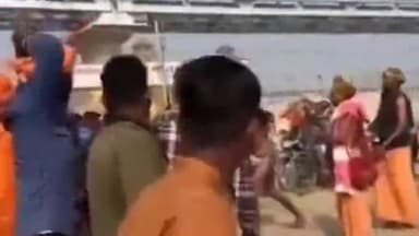प्रयागराज: महाकुंभ मेले में बेलगाम बाबा ने श्रद्धालुओं को पीटा, वीडियो सोशल मीडिया पर हुआ वायरल