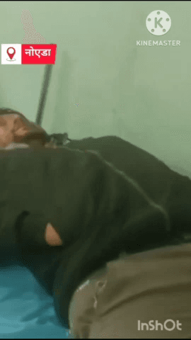 गौतम बुद्ध नगर: सेक्टर-126 क्षेत्र में दबंगों ने आपसी विवाद में ऑटो रिक्शा चालक के साथ बीच सड़क पर जमकर मारपीट की, पुलिस जांच में जुटी