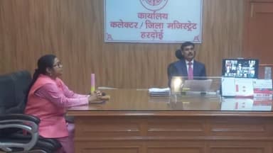 हरदोई: कलेक्ट्रेट ऑफिस में डीएम ने नई आबकारी नीति के संबंध में जिला आबकारी अधिकारी के साथ की चर्चा