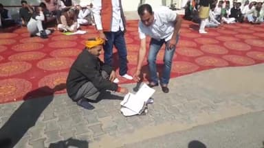 झुंझुनू: कलेक्ट्रेट के सामने राज्य कर्मचारियों ने खेमराज कमेटी के ज्ञापनों की जलाई होली, किया विरोध प्रदर्शन