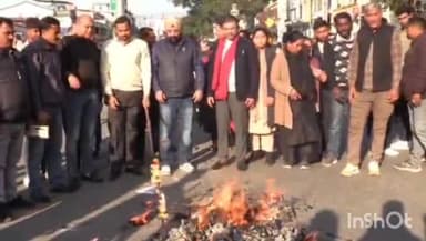 देहरादून: महानगर कांग्रेस कमेटी के अध्यक्ष जसविंदर गोगी के नेतृत्व में एश्ले हॉल चॉक पर सरकार के खिलाफ प्रदर्शन