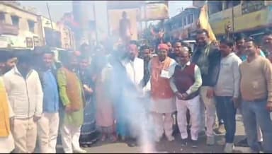 देेेवरिया: देवरिया के सुभाष चौक पर भाजपा कार्यकर्ताओं ने ढोल-नगाड़ों के साथ मनाया जीत का जश्न