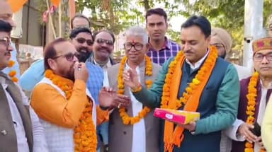 सुल्तानपुर: सुल्तानपुर में भाजपाइयों ने दिल्ली और मिल्कीपुर जीत का जश्न मनाया, मिठाई खिलाई और जय श्री राम के नारे लगाए