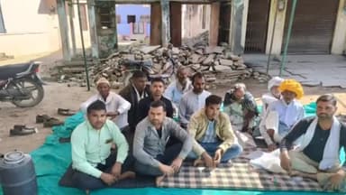 नैनवां: नैनवा नगर पालिका में शामिल करने के विरोध में खानपुरा टोपा गांव के लोगों का धरना दूसरे दिन भी उपखंड कार्यालय पर जारी रहा