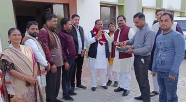 इटावा: दिल्ली विधानसभा में 27 साल बाद भाजपा सरकार बनने पर भाजपा कार्यालय पर मिठाई खिलाकर और आतिशबाजी से मनाया जश्न