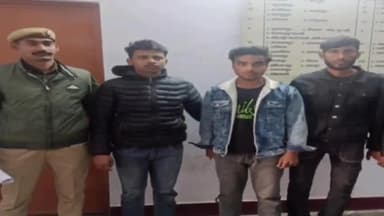 धनौरा: बछरायूं ग्राम लम्बिया में मुर्गा कारोबारी की बाइक पर टंगा ₹1.62 लाख छीने वाले 3 आरोपियों को किया गिरफ्तार