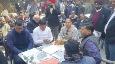 रामपुर: बार एसोसिएशन सभागार के सामने वकीलों के चेम्बर हटाकर न्यायालय भवन निर्माण कराने के विरोध में अधिवक्ताओं ने दिया धरना