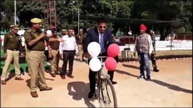 इटावा: पुलिस लाइन में एसएसपी ने जनपद के चौकीदारों को बैटरी एवं टॉर्च किए वितरित, नवनियुक्त चौकीदार को भी दी गई साइकिल