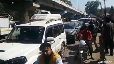 मिर्ज़ापुर: पथरहिया से बथुआ तिराहा तक लगभग 1 किलोमीटर लंबा भीषण जाम, वाहनों की लंबी कतार का वीडियो आया सामने