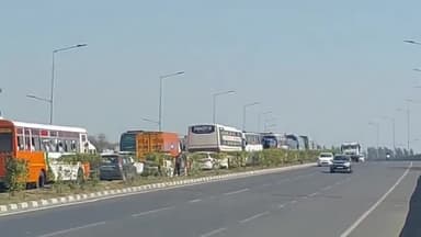 सिराथू: महाकुंभ जाने वाले श्रद्धालुओं की भीड़ के कारण कोखराज इलाके में नेशनल हाईवे पर लगा जाम, आम राहगीर परेशान