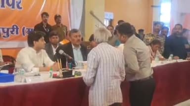 शिवपुरी नगर: केंद्रीय मंत्री ज्योतिरादित्य सिंधिया से शिकायत के बाद नपा की टीम हुई सक्रिय, राठौर मोहल्ले में की कचरा प्वाइंट की सफाई