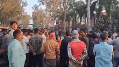 धनौरा: मंडी धनौरा ब्लू वर्ल्ड स्कूल के पास तेज रफ्तार अज्ञात वाहन ने मजदूर को मारी टक्कर, हुई मौत, परिजनों ने किया जाम