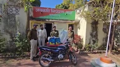 सिमरिया: ग्राम पुरैना निवासी एक व्यक्ति को आबकारी विभाग की टीम ने 63 लीटर अवैध शराब के साथ किया गिरफ़्तार