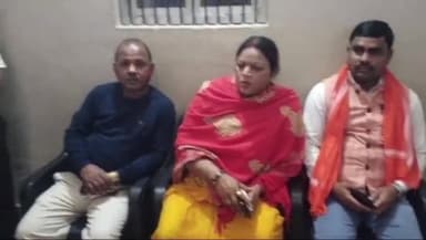 जगदीशपुर: नगर के वार्ड नंबर 12 में कल हुई चोरी की घटना के बाद पीड़ित परिजनों से बीजेपी का शिष्टमंडल मिला