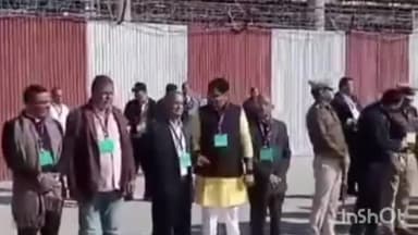 गिर्वा: उदयपुर में उपराष्ट्रपति ने पूर्व विधानसभा अध्यक्ष कैलाशचंद्र मेघवाल के निवास पर जाकर उनका अभिवादन किया और कुशलक्षेम जाना