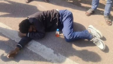 शाहबाद: देवरी हाईवे पर संकेतक बोर्ड से टकराई बाइक, युवक का पैर टूटा