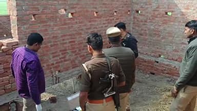 देेेवरिया: सिरसिया नंबर 3 के पास नवनिर्मित मकान में फांसी के फंदे से लटकता मिला युवक का शव, परिजनों ने लगाया हत्या का आरोप