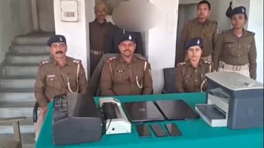 मोतिहारी: शहर के कृष्णा नगर में पुलिस ने अप्राथमिकी अभियुक्त धीरज कुमार के डेरा पर छापामारी कर चोरी के सामान के साथ किया गिरफ्तार