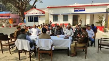 कांठ: कांठ व छजलेट क्षेत्राधिकार के उप जिला अधिकारी ने थाने में आगामी त्यौहारों को लेकर की बैठक